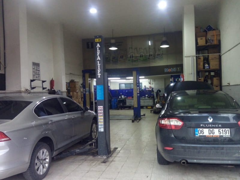 Ataşehir servis noktasının içi: iki direkli liftler ve bakım alanı