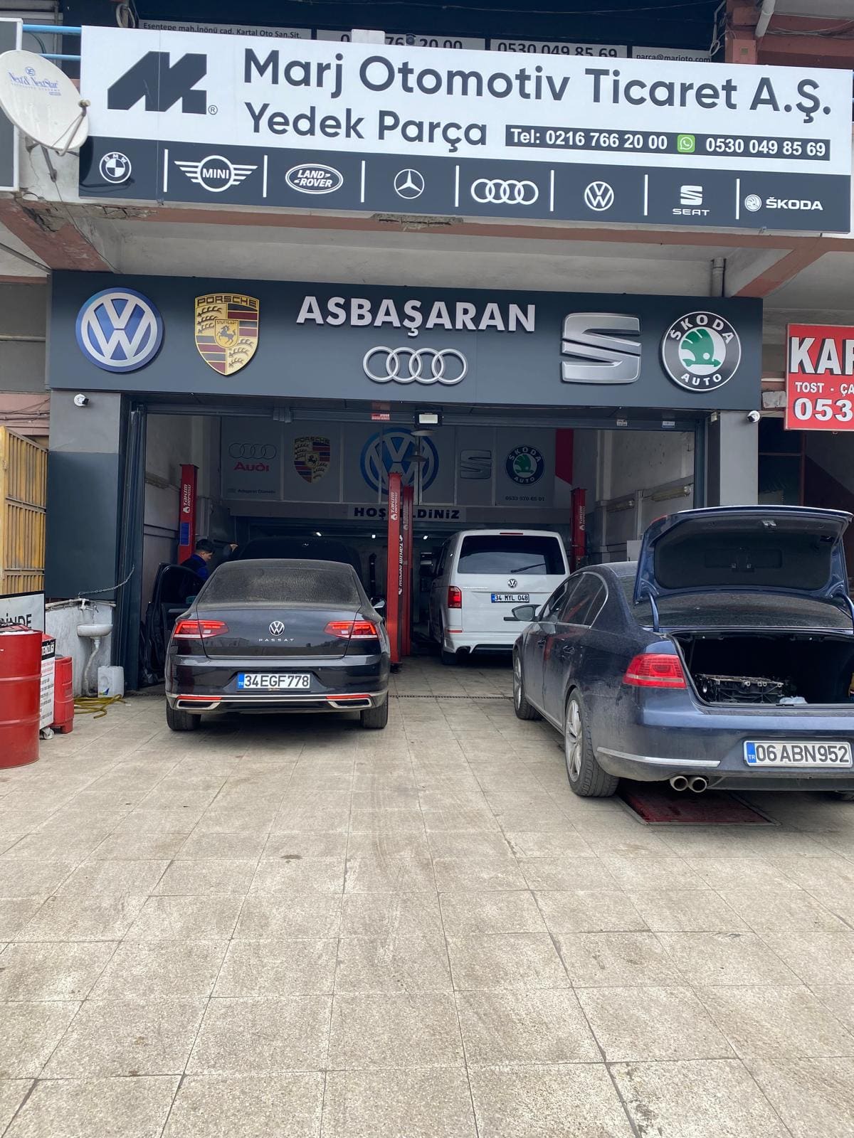 Kartal Oto Sanayi Sitesi'ndeki ASBAŞARAN atölyesi; içeride bakımdaki beyaz Volkswagen Transporter T6