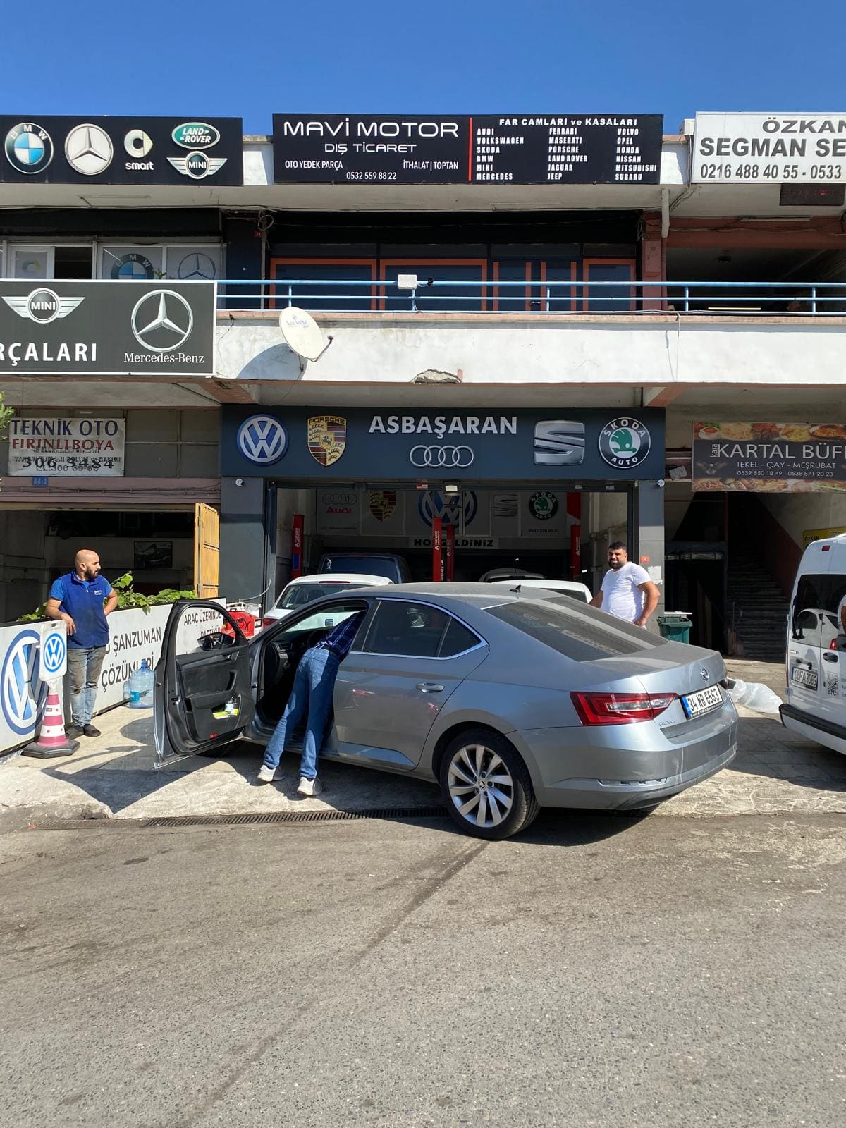 Kartal Oto Sanayi Sitesi'ndeki ASBAŞARAN Volkswagen, Audi, Seat ve Škoda servisinin cephesi